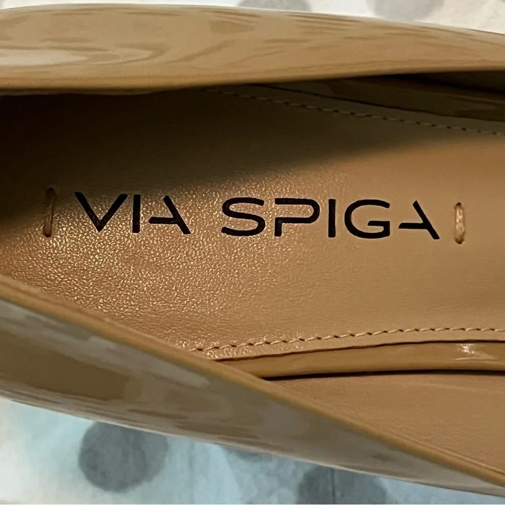 NWT Via Spiga Pamina Nude/Tan Patent Leather Heeled Shoes Size 6